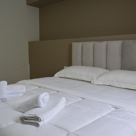 Hotel Her فلورا المظهر الخارجي الصورة