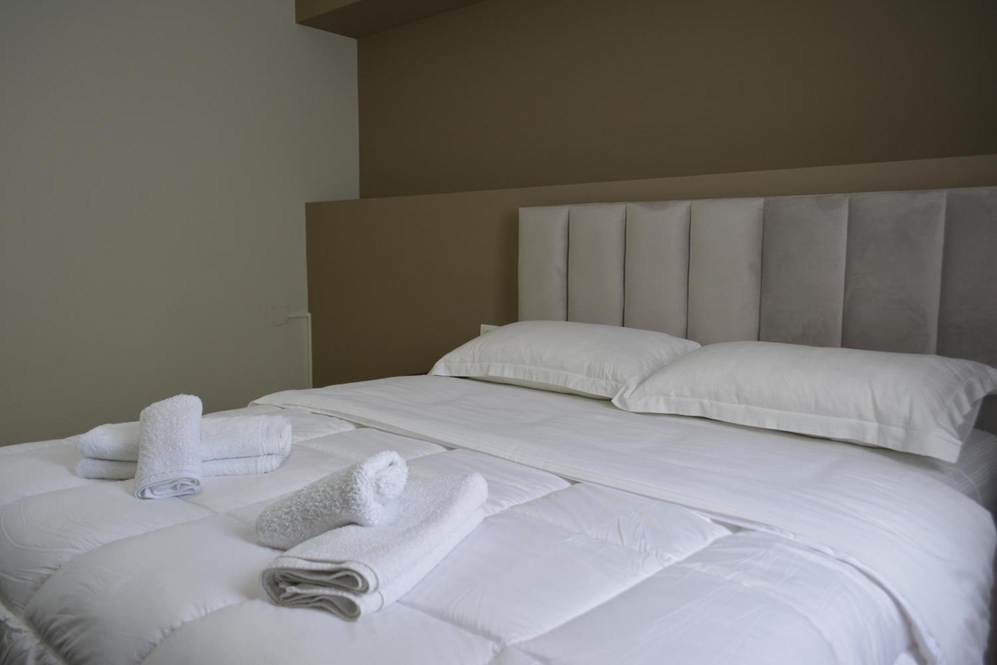 Hotel Her فلورا المظهر الخارجي الصورة