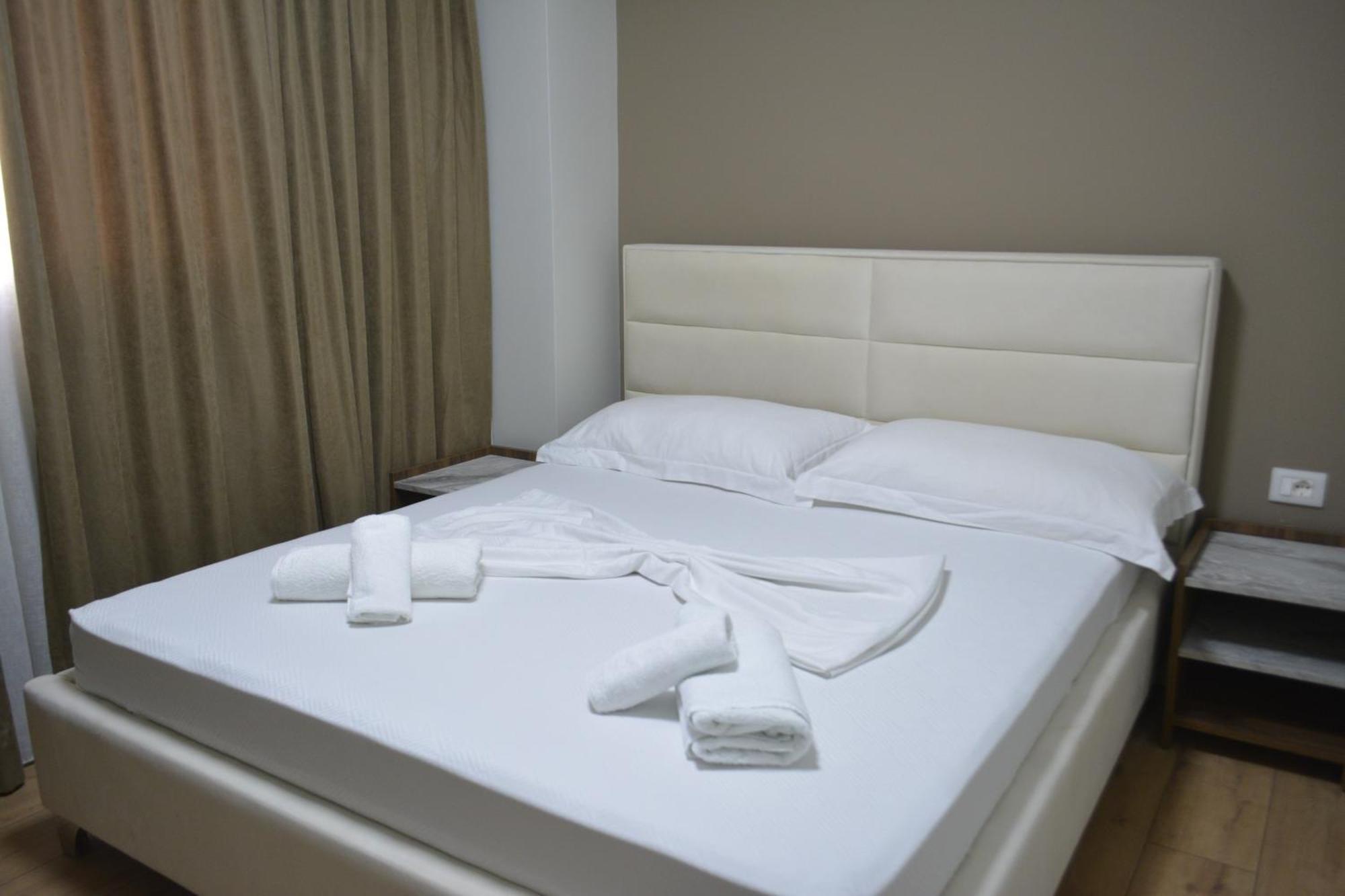 Hotel Her فلورا المظهر الخارجي الصورة