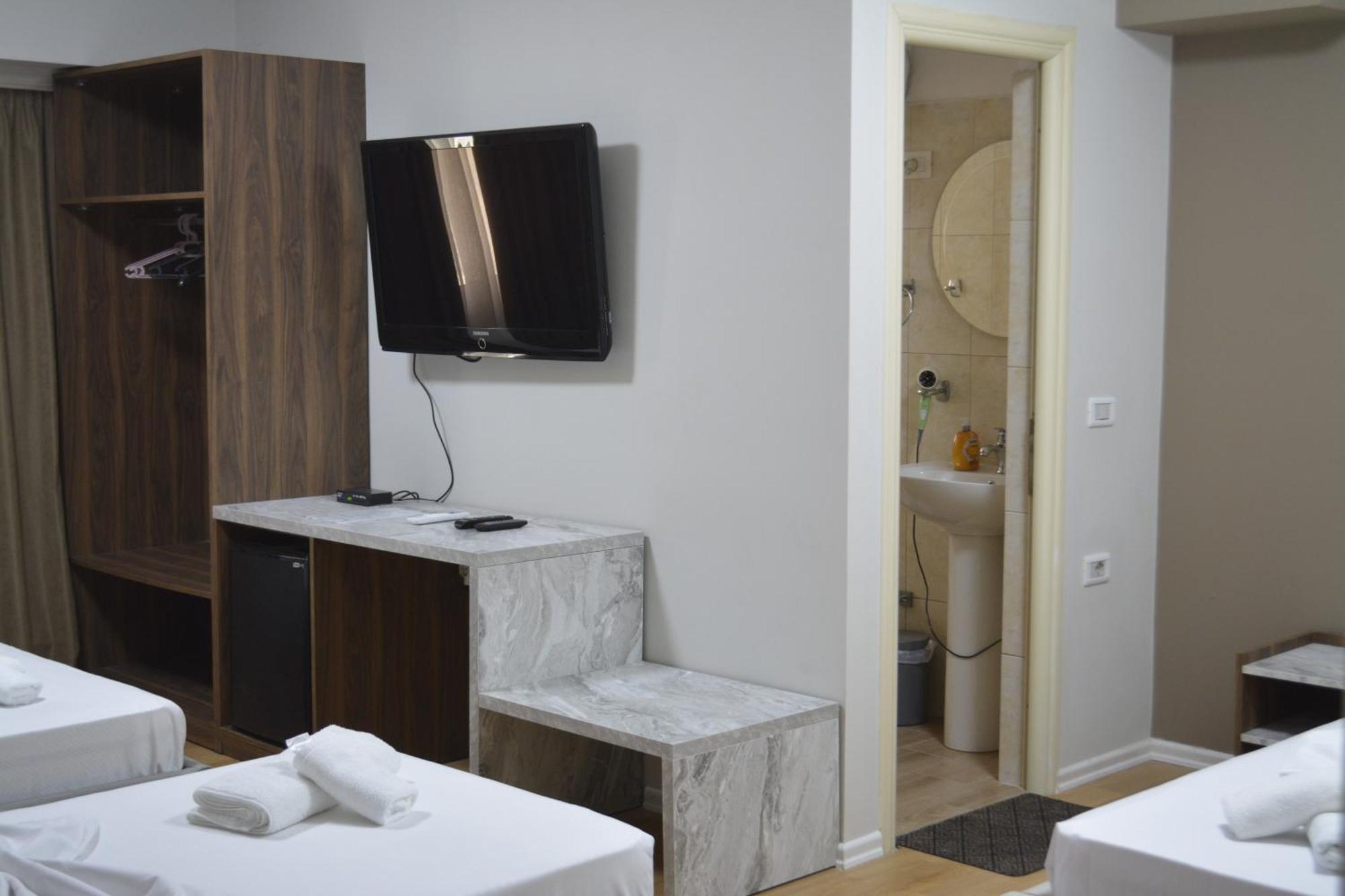 Hotel Her فلورا المظهر الخارجي الصورة