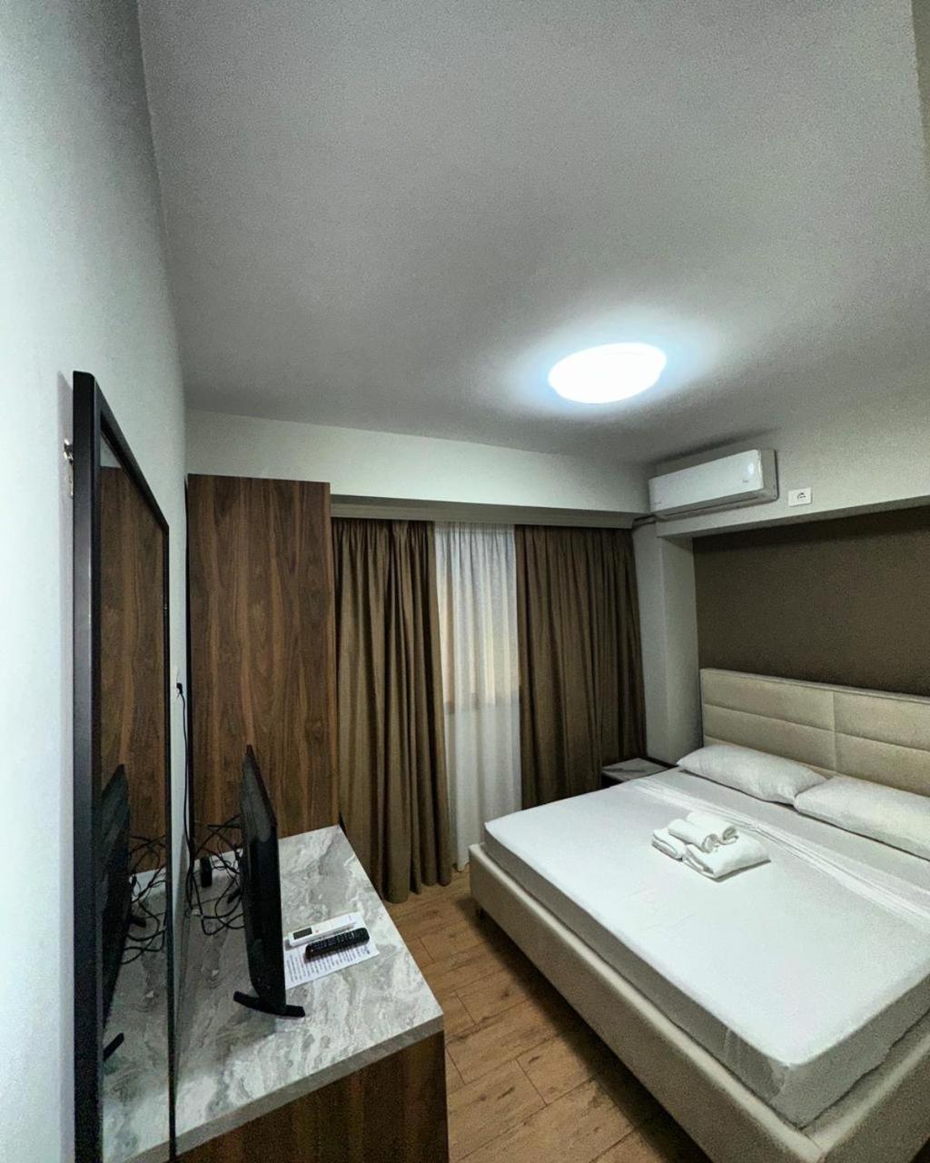 Hotel Her فلورا المظهر الخارجي الصورة