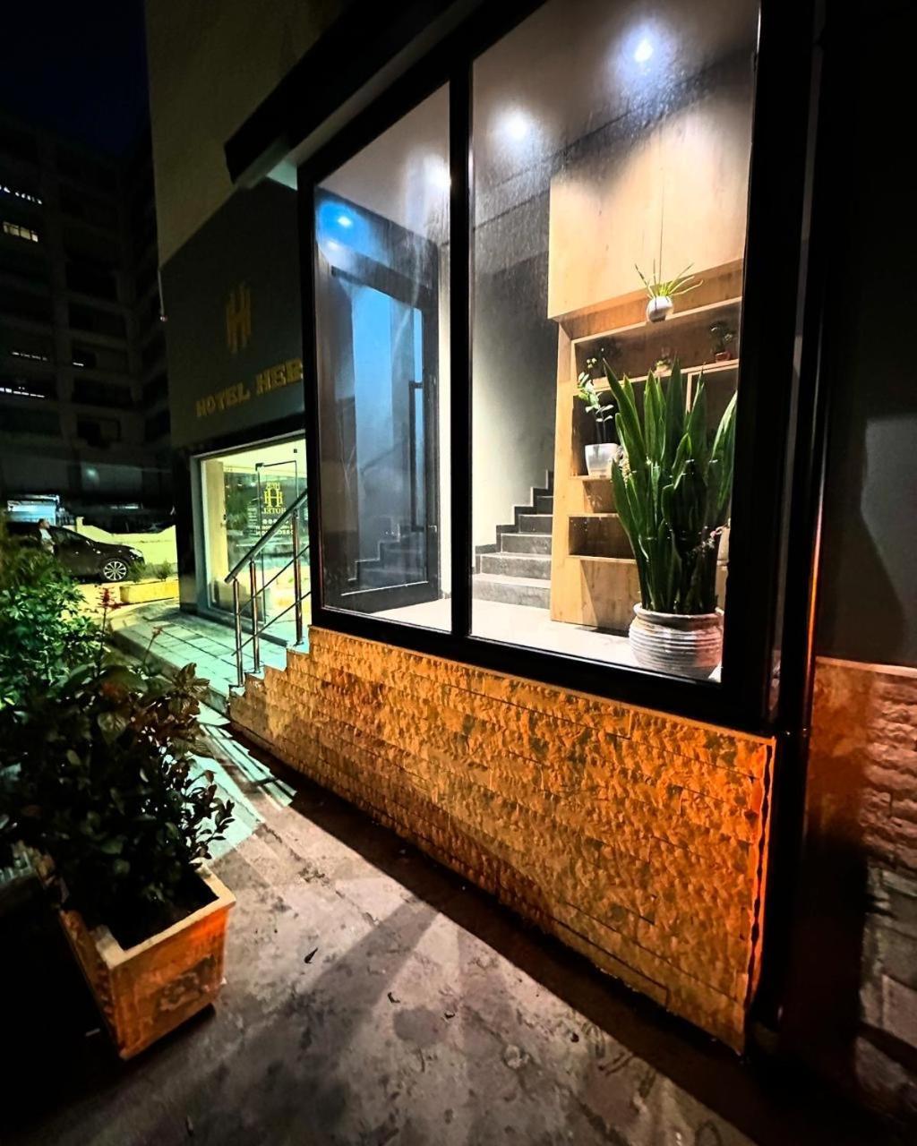 Hotel Her فلورا المظهر الخارجي الصورة