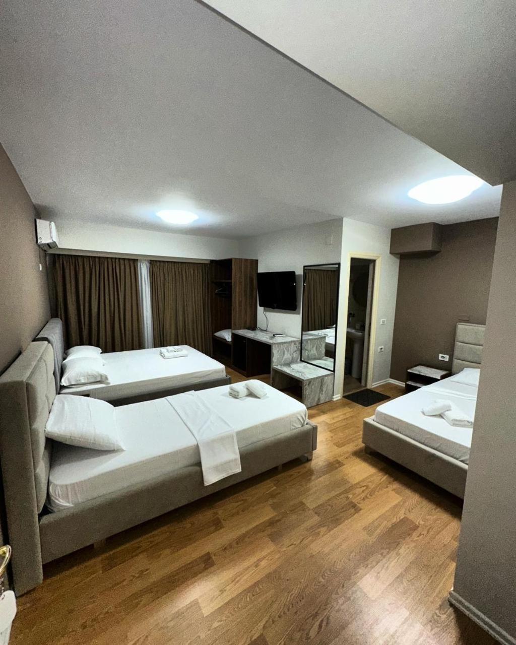 Hotel Her فلورا المظهر الخارجي الصورة