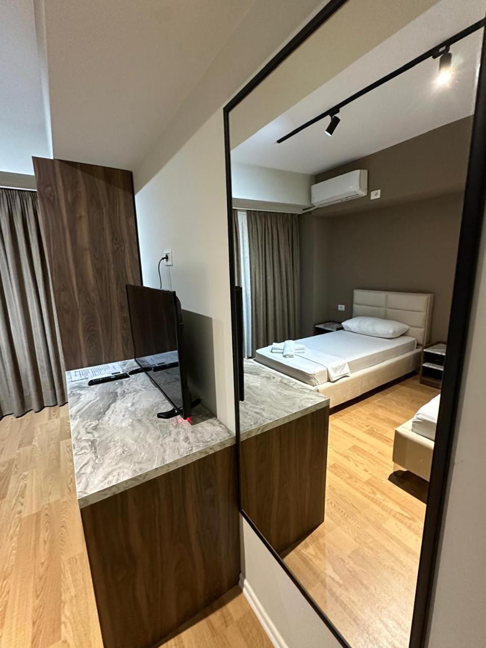 Hotel Her فلورا المظهر الخارجي الصورة