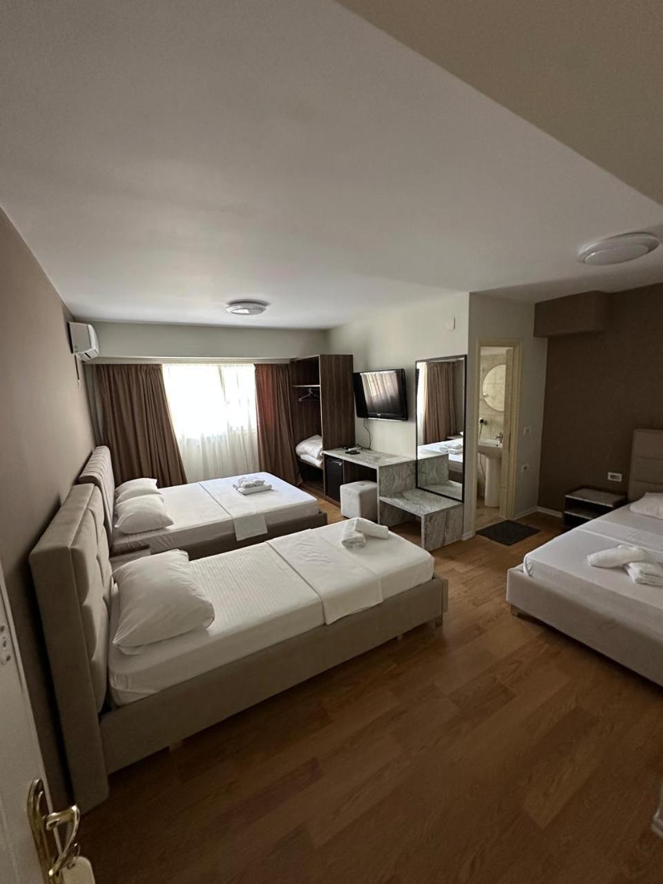 Hotel Her فلورا المظهر الخارجي الصورة