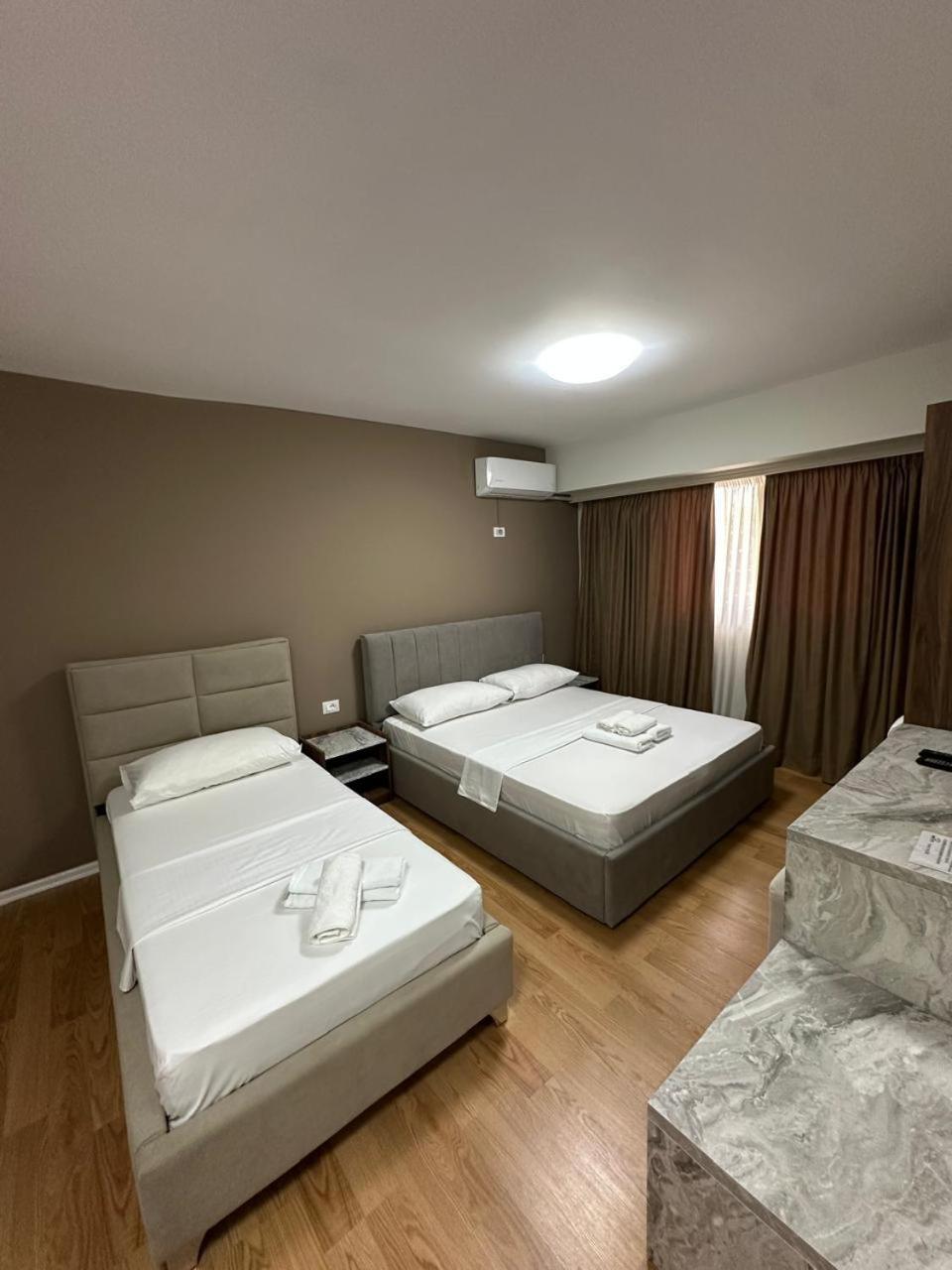 Hotel Her فلورا المظهر الخارجي الصورة