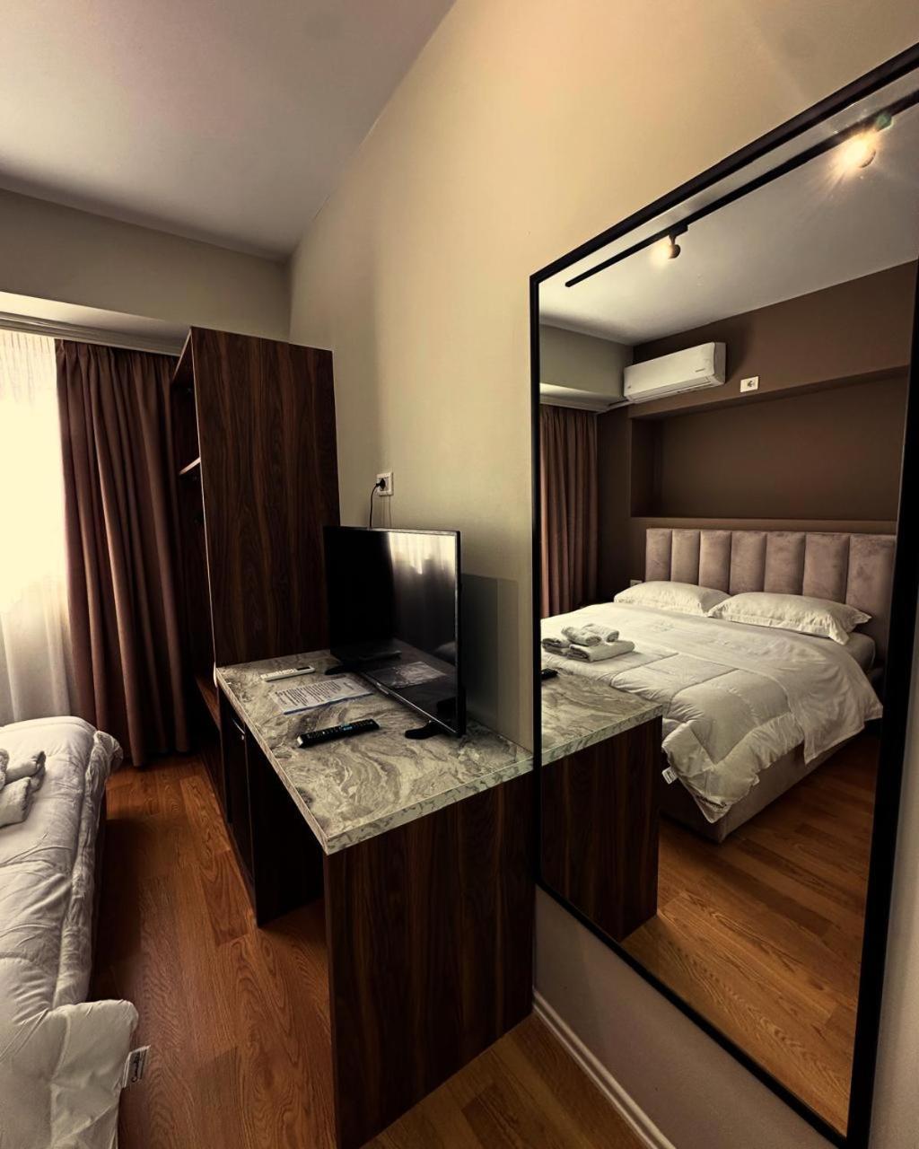 Hotel Her فلورا المظهر الخارجي الصورة