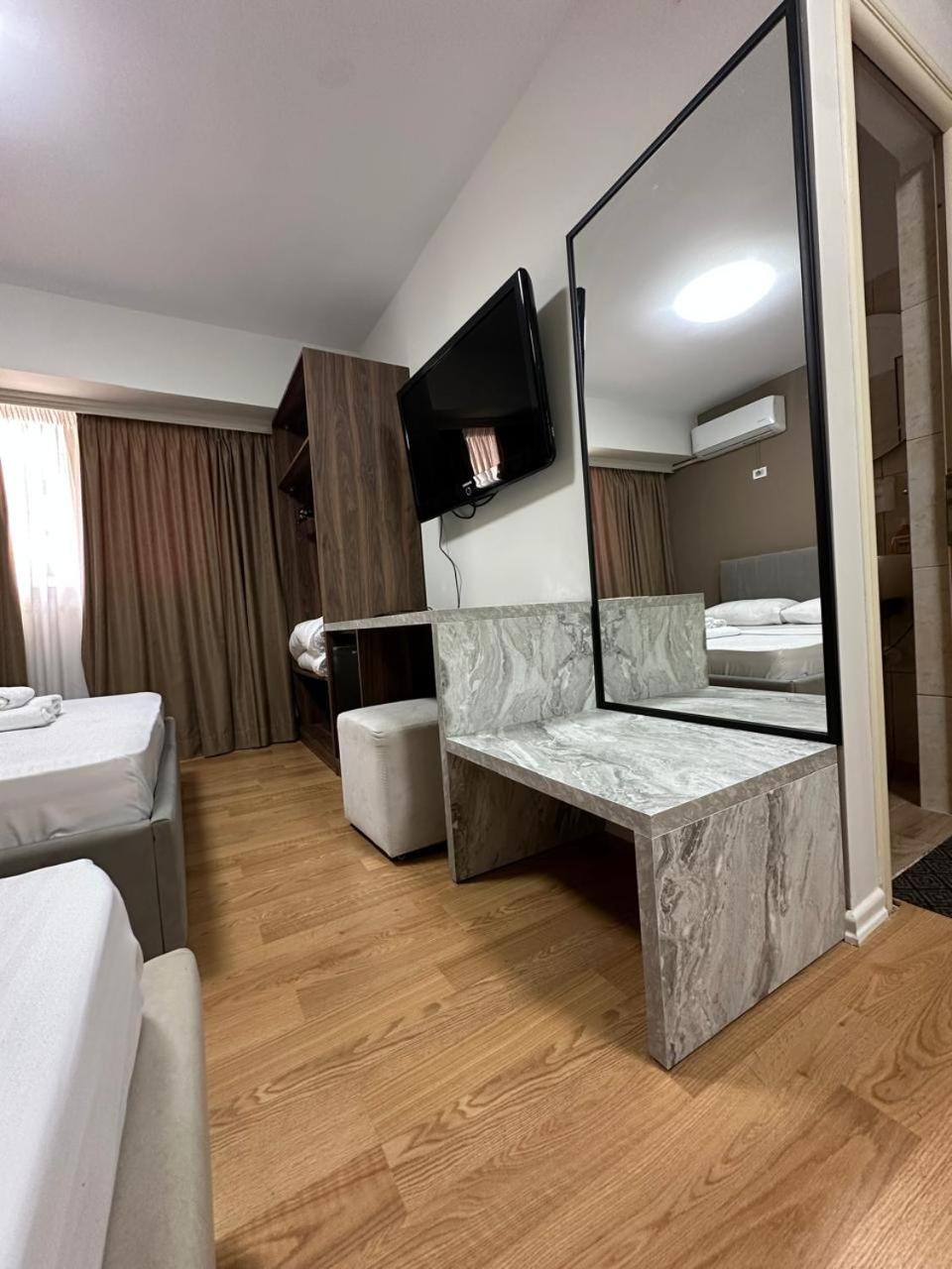 Hotel Her فلورا المظهر الخارجي الصورة