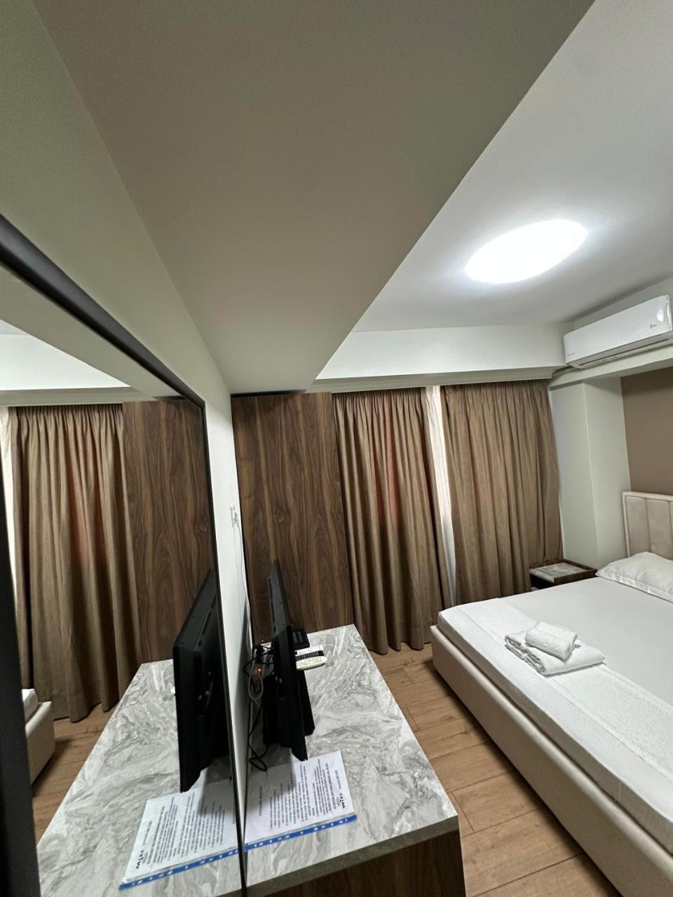 Hotel Her فلورا المظهر الخارجي الصورة