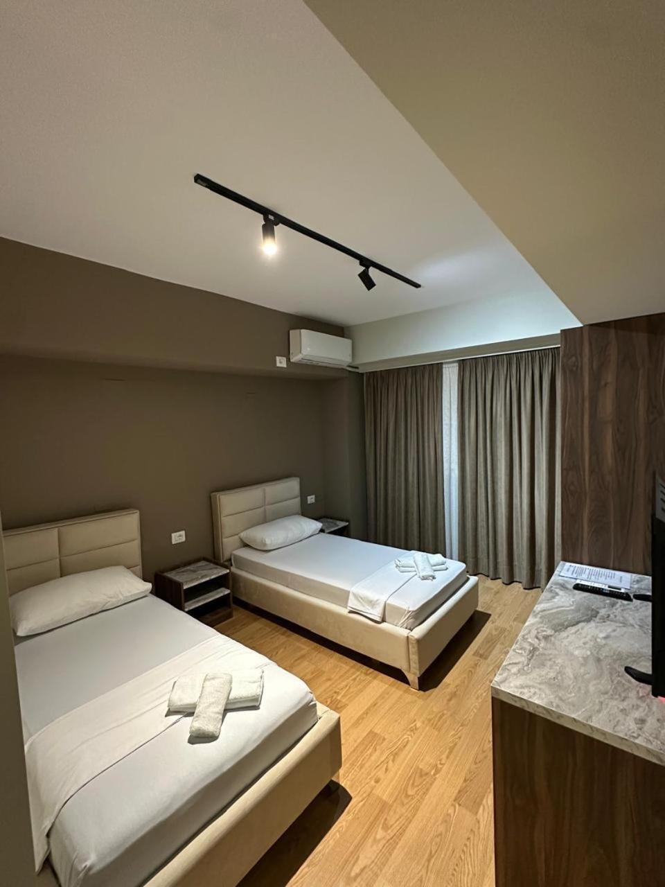 Hotel Her فلورا المظهر الخارجي الصورة