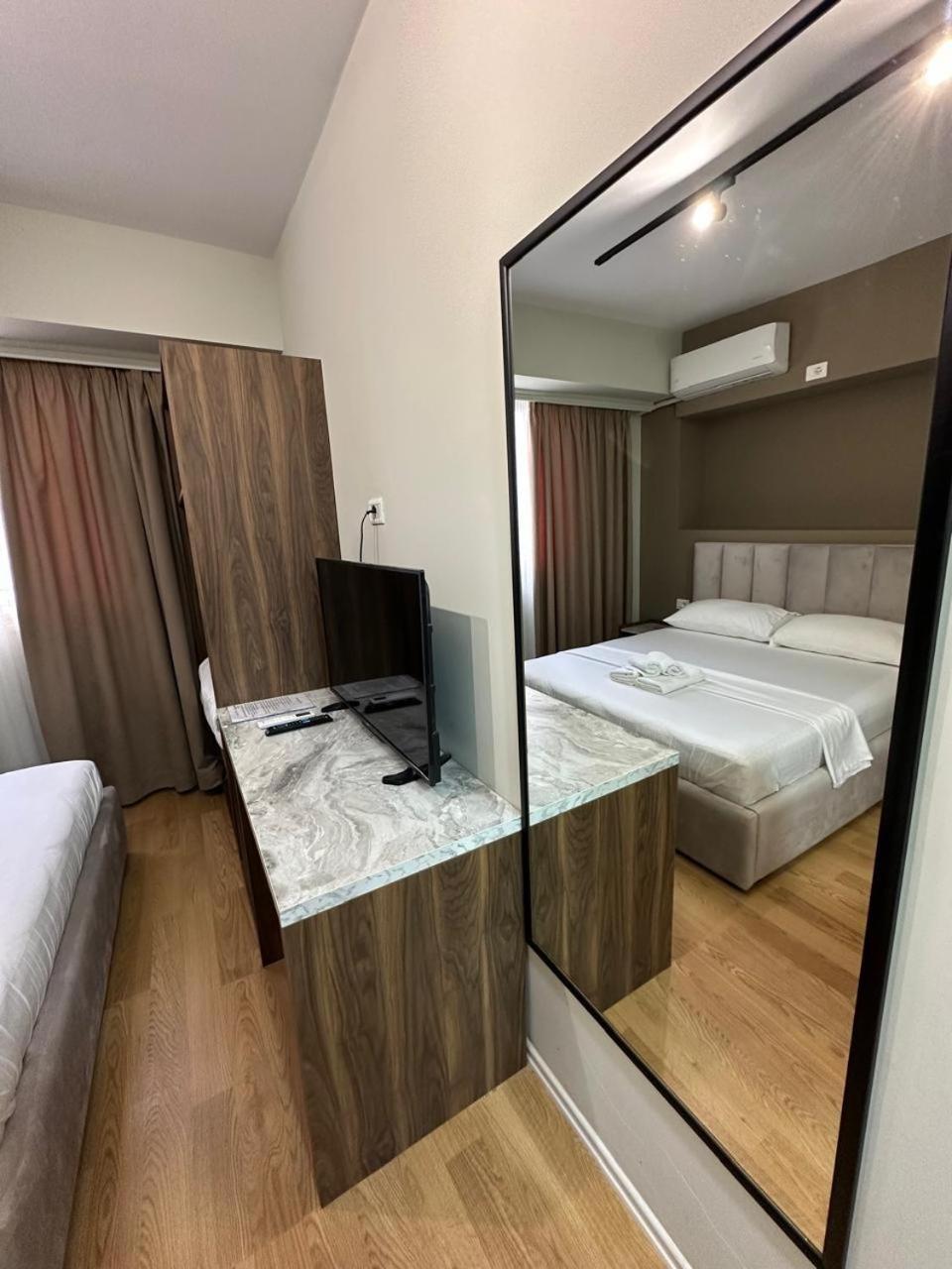 Hotel Her فلورا المظهر الخارجي الصورة