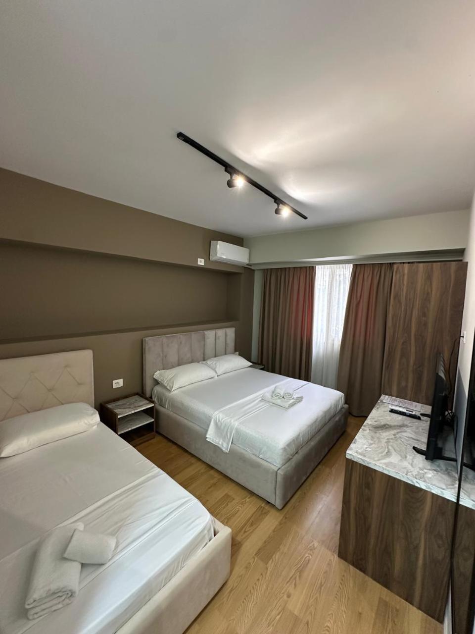 Hotel Her فلورا المظهر الخارجي الصورة