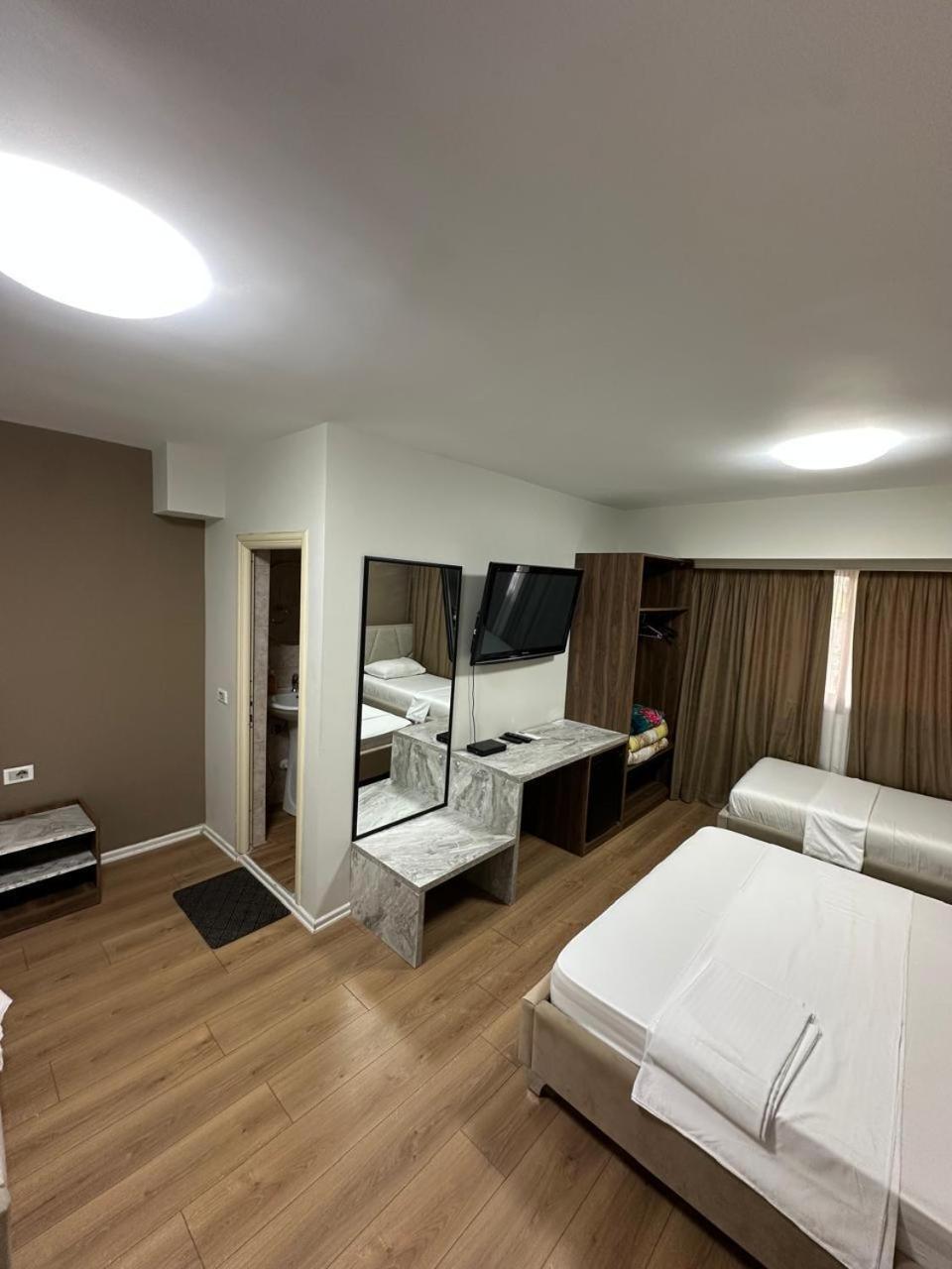 Hotel Her فلورا المظهر الخارجي الصورة